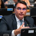 Flávio Bolsonaro pede trégua na direita após troca de ataques entre Nikolas e Eduardo